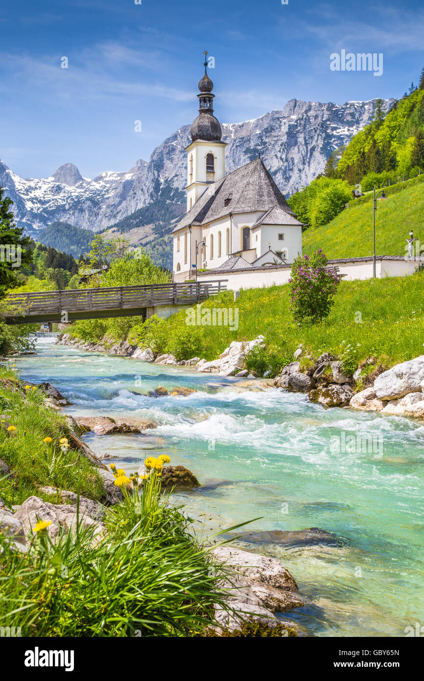 Malerische Berglandschaft in den Bayerischen Alpen mit berühmten Pfarrei Kirche St. Sebastian in dem Dorf Ramsau im Frühling Stockfoto