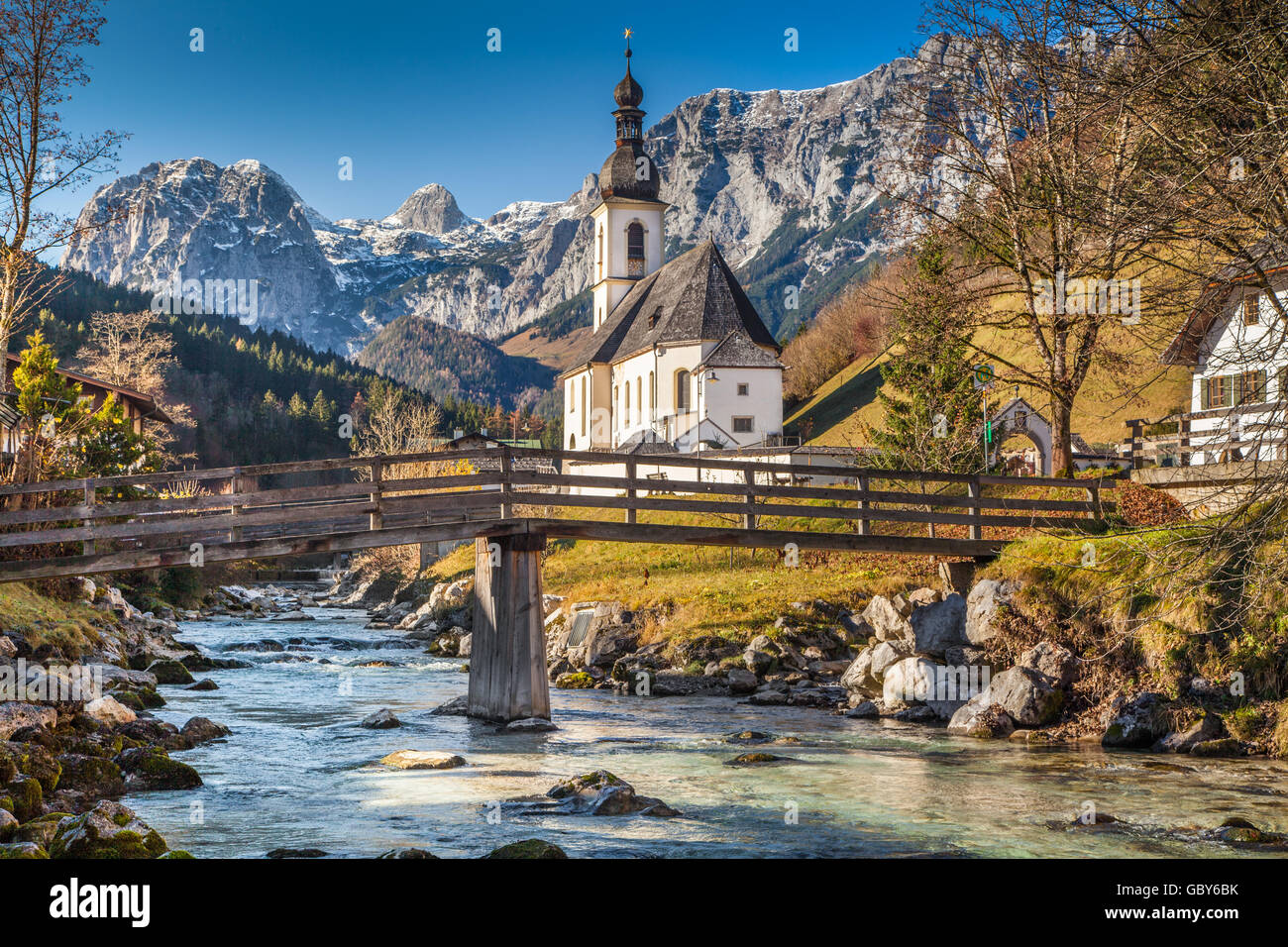 Pfarrei Kirche St. Sebastian bei Sonnenaufgang im Herbst, Ramsau, Nationalpark Berchtesgadener Land, Oberbayern, Deutschland Stockfoto