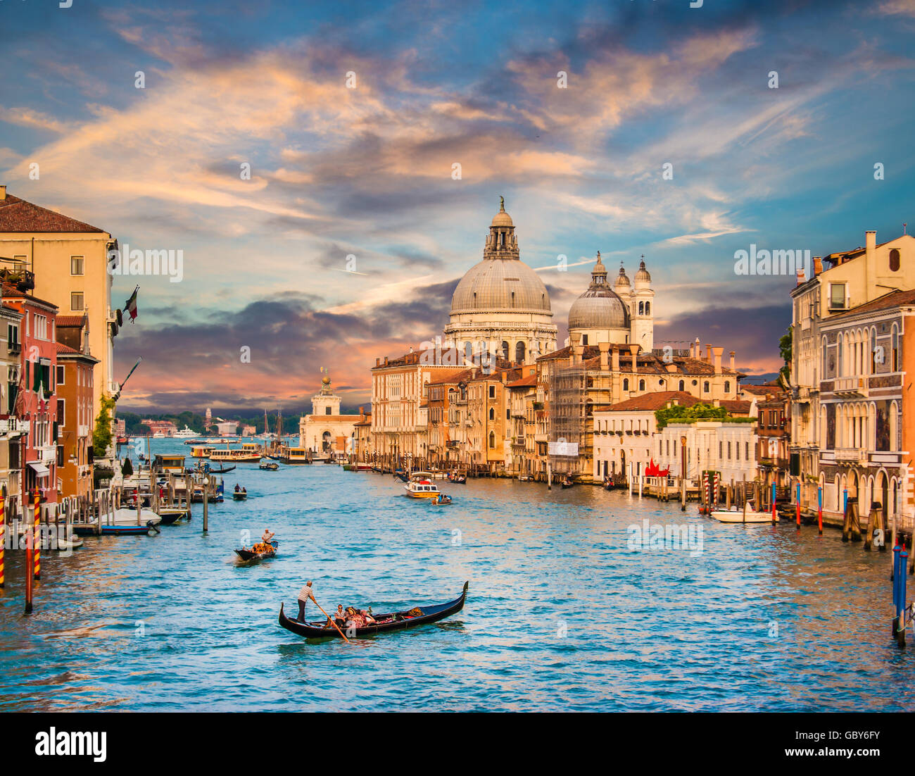 Canal Grande mit Santa Maria Della Salute bei Sonnenuntergang, Venedig, Italien Stockfoto