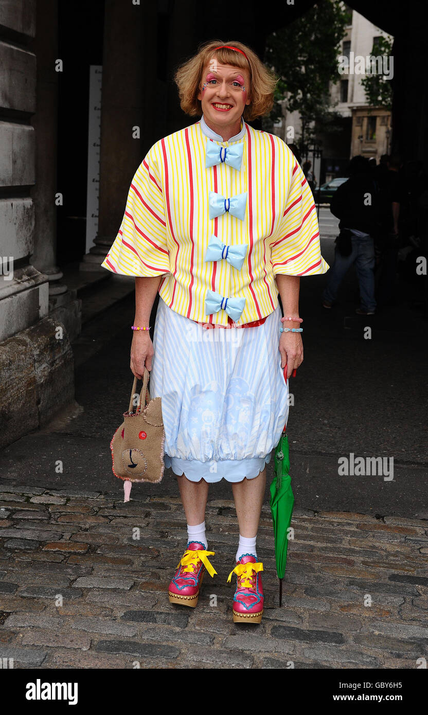 Grayson Perry kommt bei der Esquire Singular Suit Launch Party im Somerset House in London an. Stockfoto