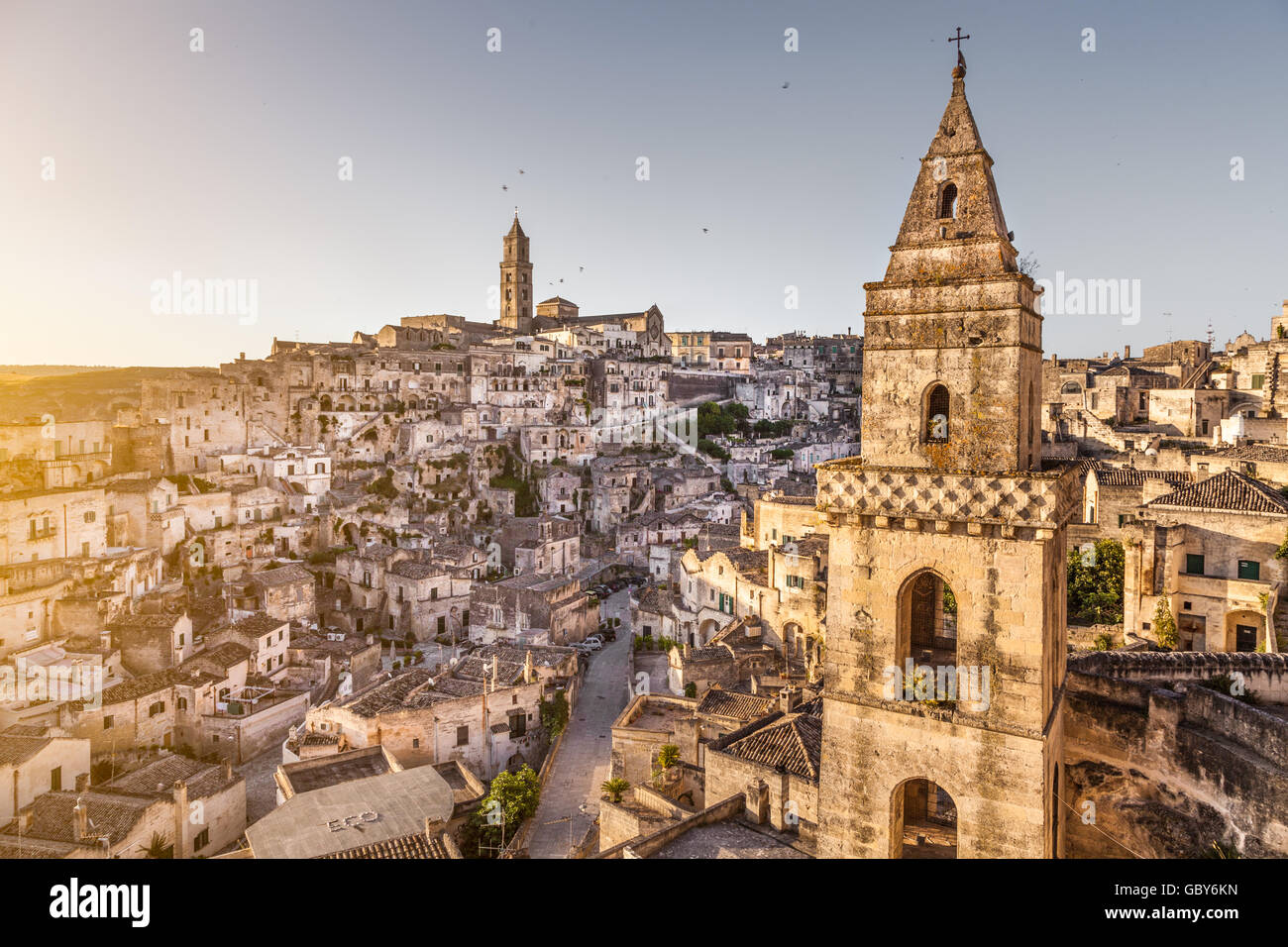 Antike Stadt Matera (Sassi di Matera), europäische Hauptstadt der Kultur 2019, im schönen goldenen Morgenlicht, Basilikata, Italien Stockfoto