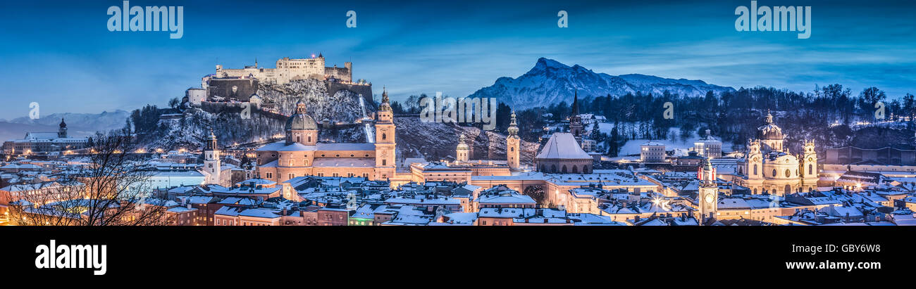 Panoramablick auf die Altstadt von Salzburg mit Festung Hohensalzburg im Winter zur blauen Stunde, Salzburger Land, Österreich Stockfoto
