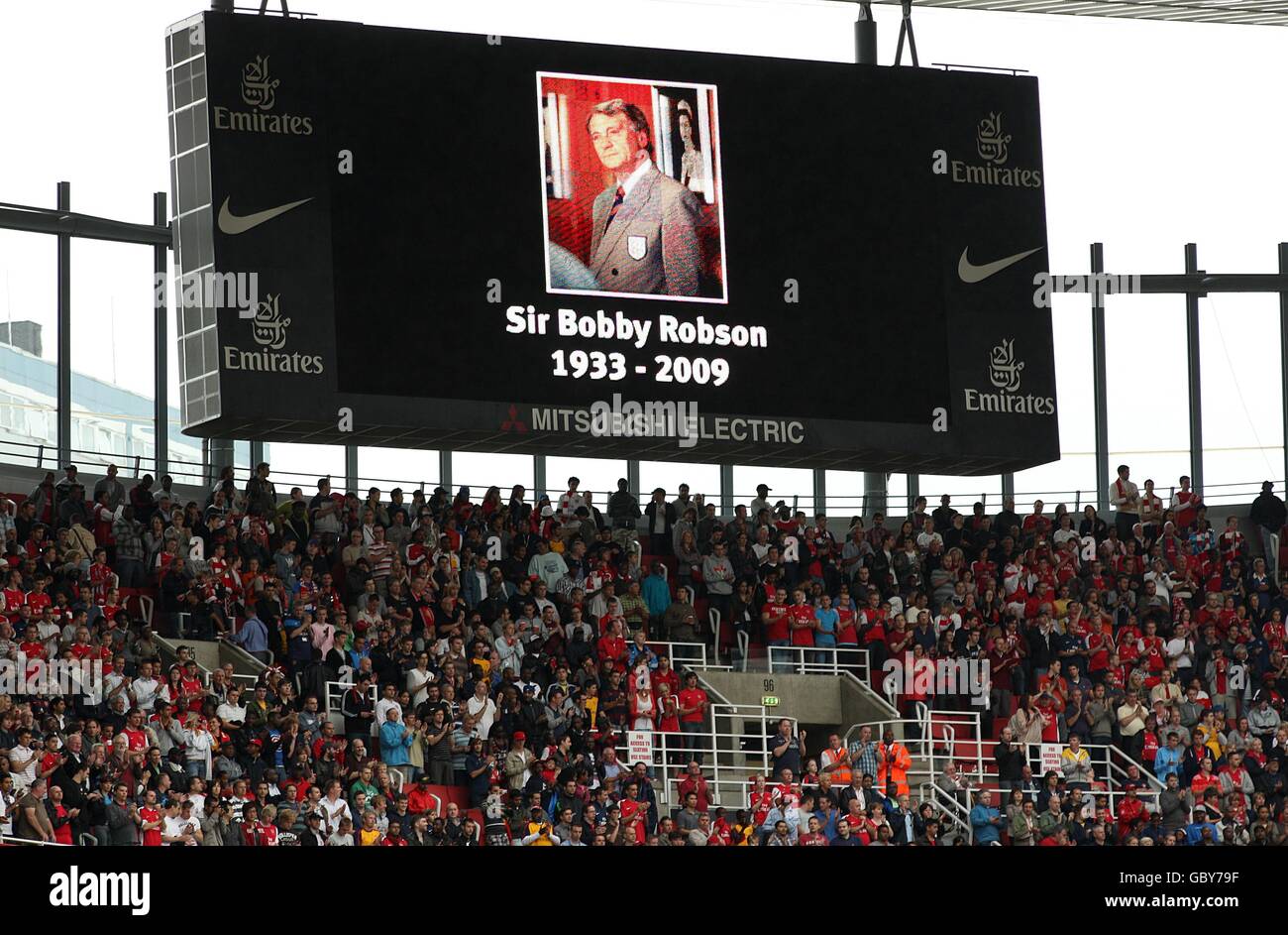 Fußball - Emirates Cup 2009 - Rangers gegen Paris Saint-Germain - Emirates Stadium. Die Fans nehmen an einem minutenlangen Applaus zum Gedenken an Sir Bobby Robson Teil Stockfoto