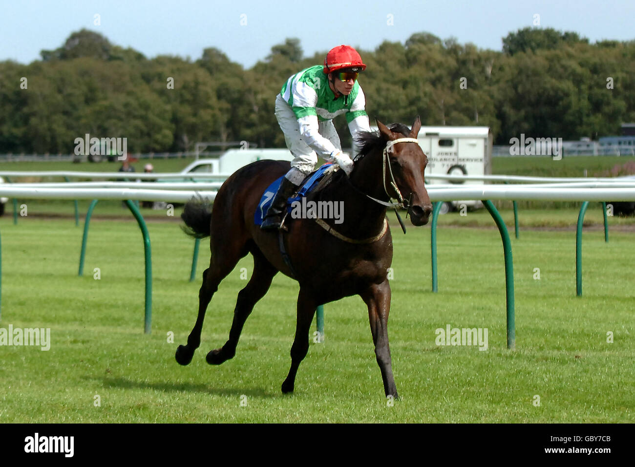 Dark Oasis, die von Andrew Heffernan während der Manny Bernstein Credit Betting Handicaps-Einsätze auf der Nottingham Racecourse in Nottingham gefahren wird. Stockfoto