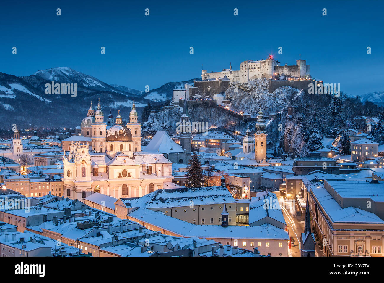 Schöne Aussicht auf die Altstadt von Salzburg mit Festung Hohensalzburg im Winter, Salzburger Land, Österreich Stockfoto