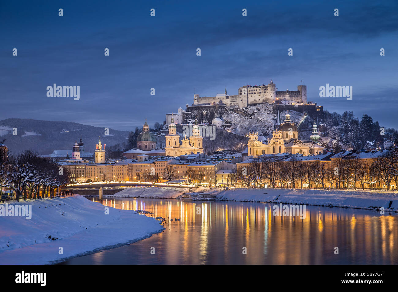 Klassische Ansicht von der historischen Stadt Salzburg mit Salzach Fluss im Winter während der blauen Stunde, Salzburger Land, Österreich Stockfoto