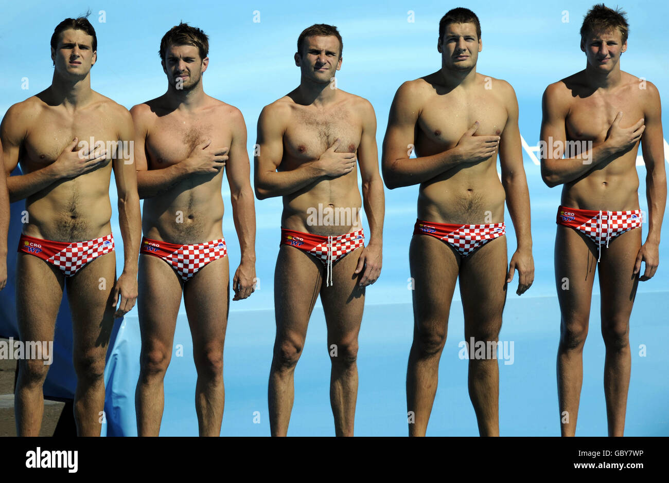 Schwimmen - FINA-Weltmeisterschaft 2009 - Tag dreizehn - Rom. Mitglieder des kroatischen Wasserball-Teams während der Nationalhymnen während der FINA-Weltmeisterschaften in Rom, Italien. Stockfoto