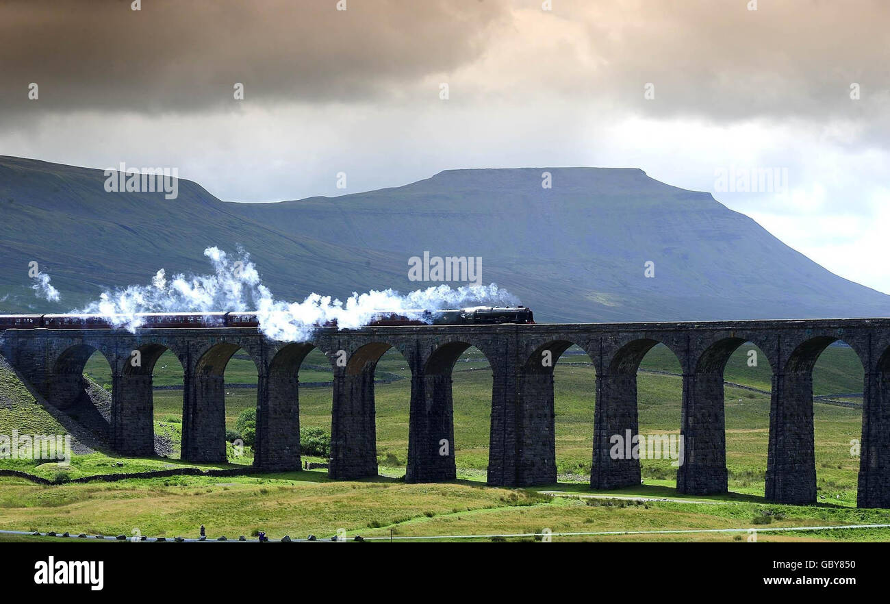Der Cumbrian Mountain Express, gezogen von der Scots Guardsman Lokomotive, macht seine erste Reise des Sommers zwischen York und Carlisle und überquert das Ribblehead Viadukt. Stockfoto