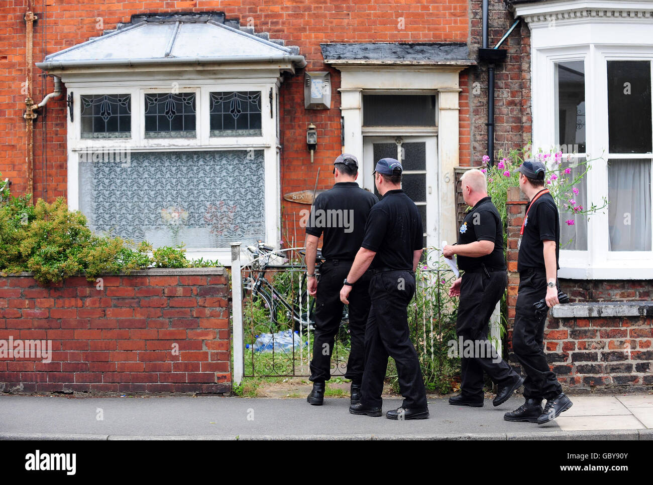 Polizeibeamte betreten ein terrassenförmiges Anwesen in East Parade, Heworth, York, als Teil der laufenden Ermittlungen gegen die vermisste Chefin der York University, Claudia Lawrence. Stockfoto