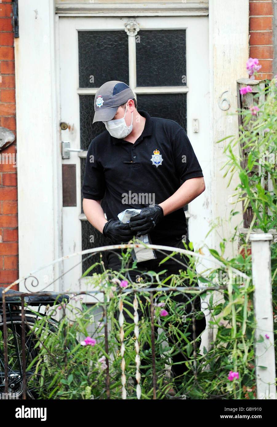 Ein Polizeibeamter vor einem terrassenförmigen Grundstück in East Parade, Heworth, York, im Rahmen der laufenden Ermittlungen gegen die vermisste Chefin der York University, Claudia Lawrence. Stockfoto