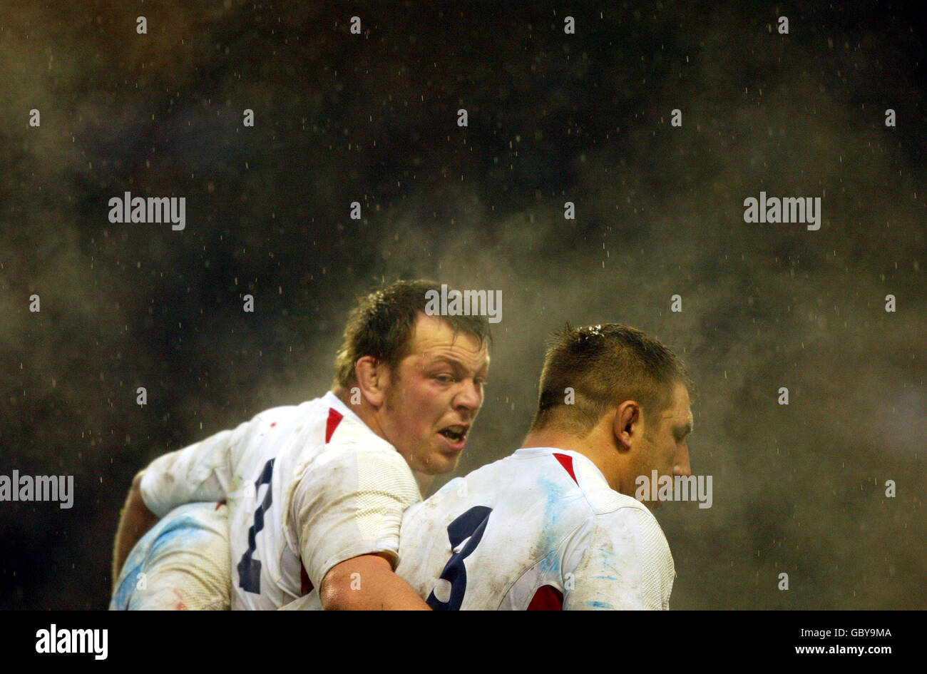 Rugby Union - Investec Challenge - England / Südafrika. Die Engländer Steve Thompson und Julian White stehen alleine da, wenn der Dampf aufsteigt Stockfoto