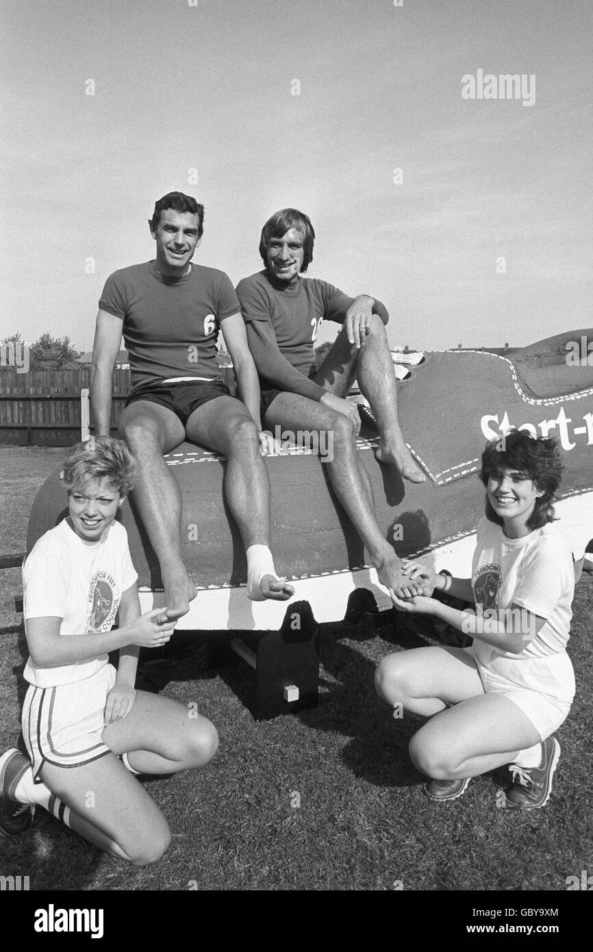 Die West Ham-Spieler Trevor Brooking, links, und Billy Bonds, rechts, auf West Hams Trainingsgelände mit den Chiropodisten Irene Johnson, links, und Diana Nicholl für die Foot Health Week. Stockfoto