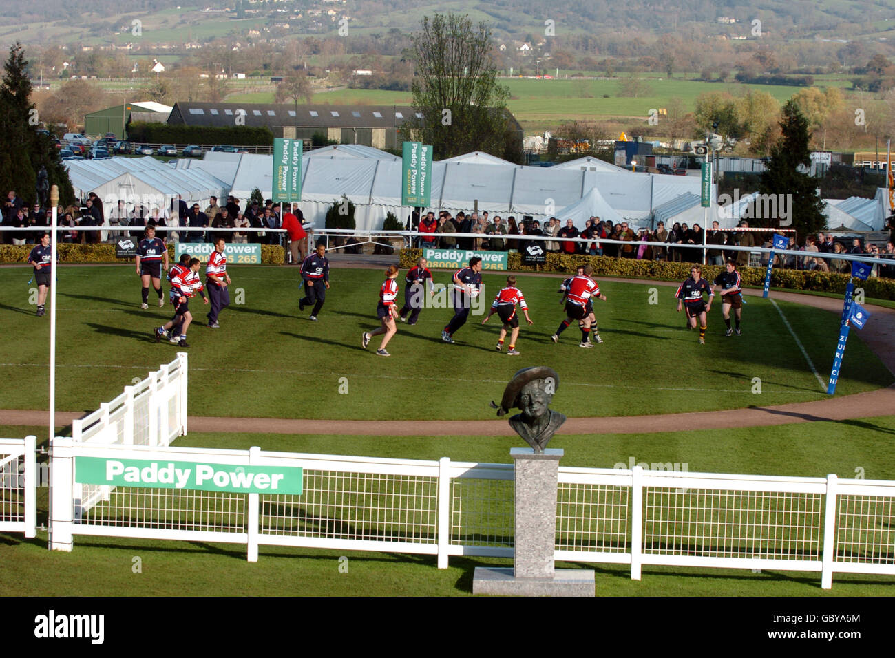 Pferderennen, Cheltenham Races. Zwischen den Rennen wird ein Mini-Rugby-Spiel gespielt Stockfoto