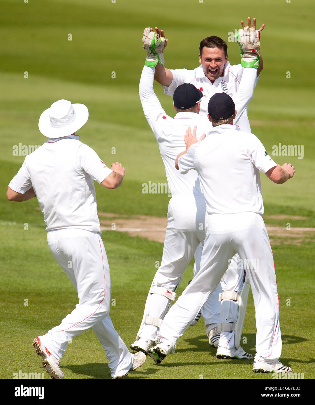 Der englische Steve Harmion feiert den Abschwund des australischen Simon Katich beim vierten Test in Headingley, Leeds. Stockfoto