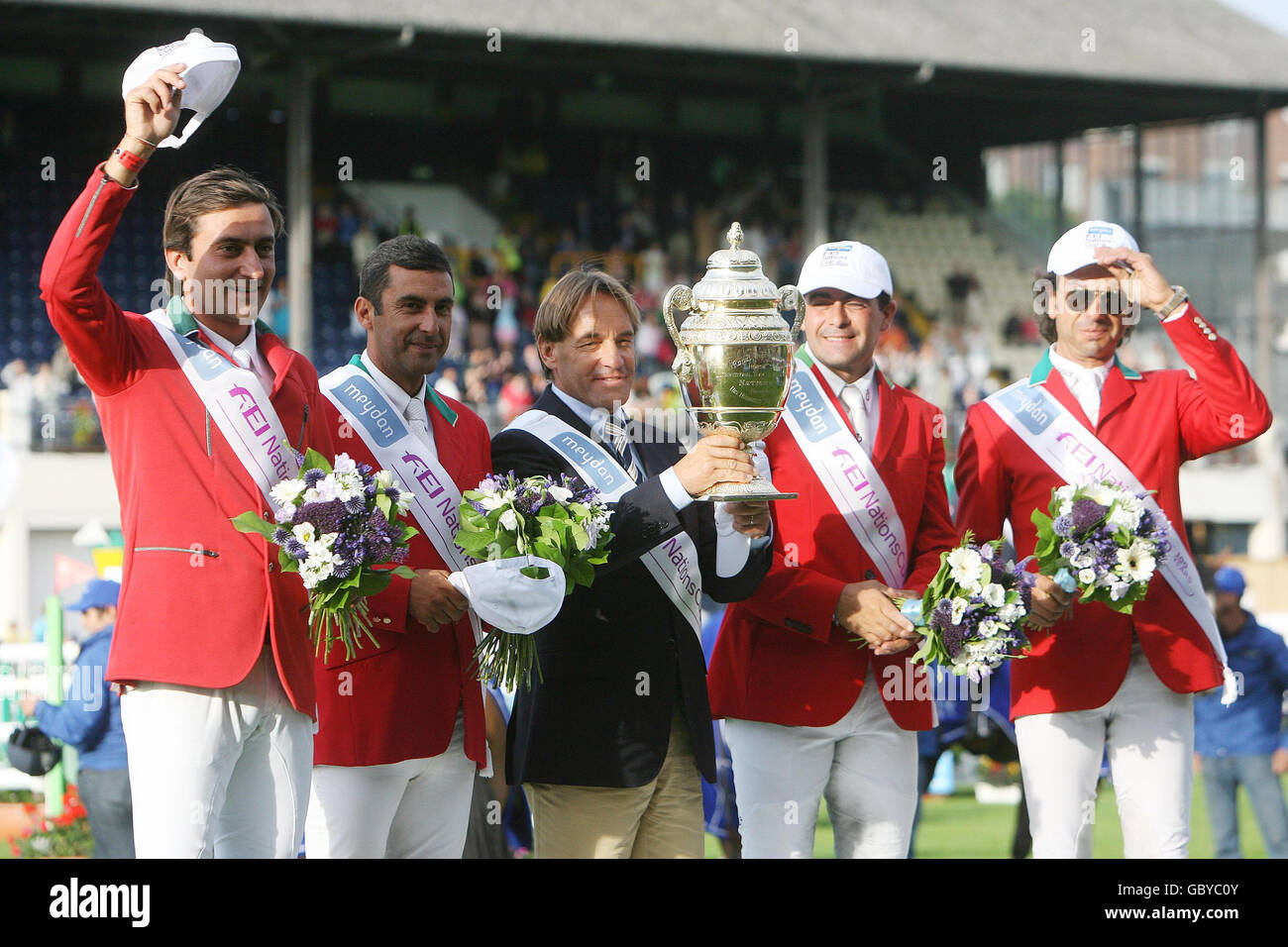 Das italienische Team und sein Küchenchef Marcus Fuchs feiern den Gewinn des Aga Khan Challenge Cup während der Dublin Horse Show im RDS, Dublin. Stockfoto