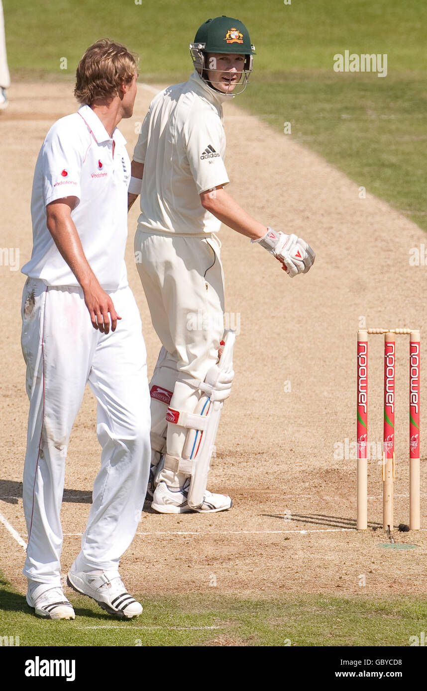 Cricket - The Ashes 2009 - npower Vierter Test - Tag zwei - England gegen Australien - Headingley. Der englische Stuart Broad spricht mit dem australischen Michael Clarke während des vierten Tests in Headingley, Leeds. Stockfoto