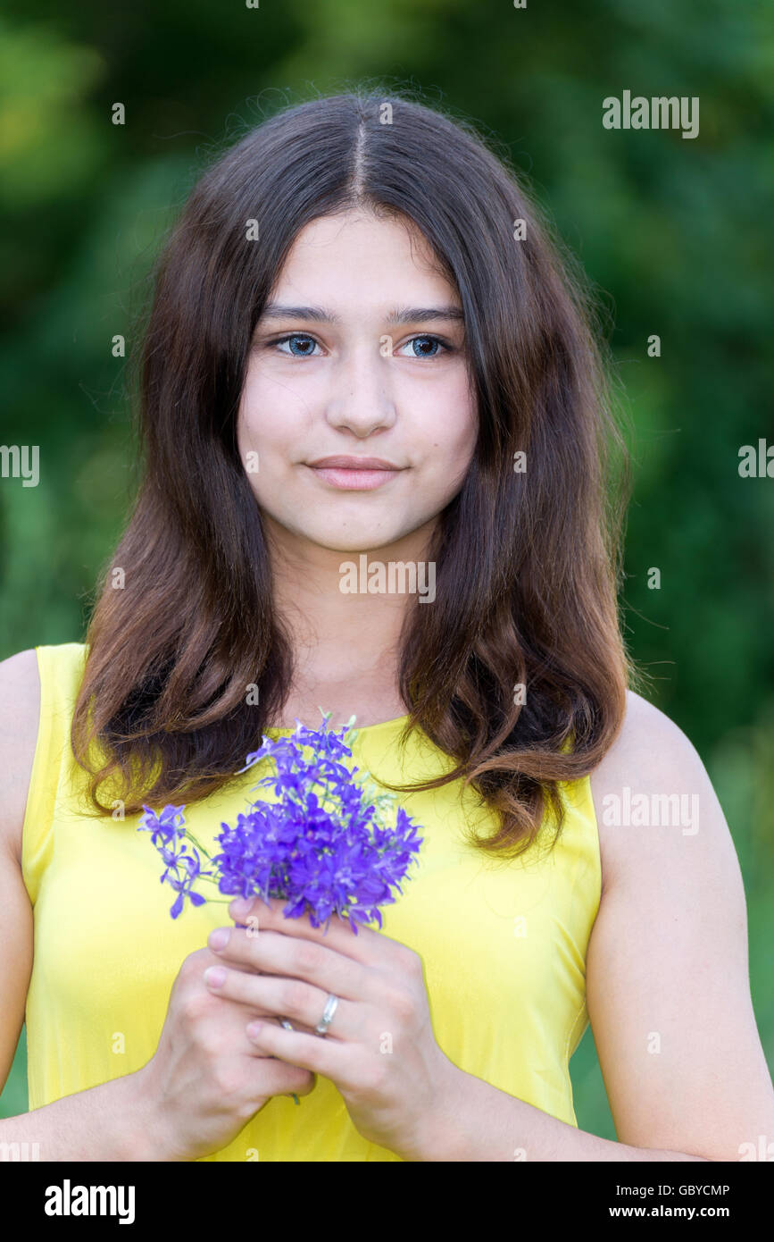 Mädchen 14 Jahre alt mit Bouquet von Wiesenblumen Stockfoto