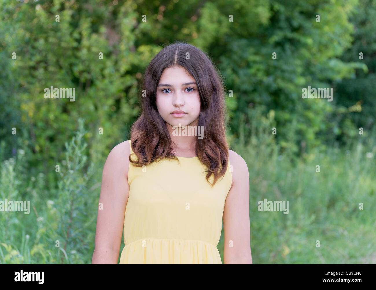 Mädchen hübsch jährige Stehen Männer