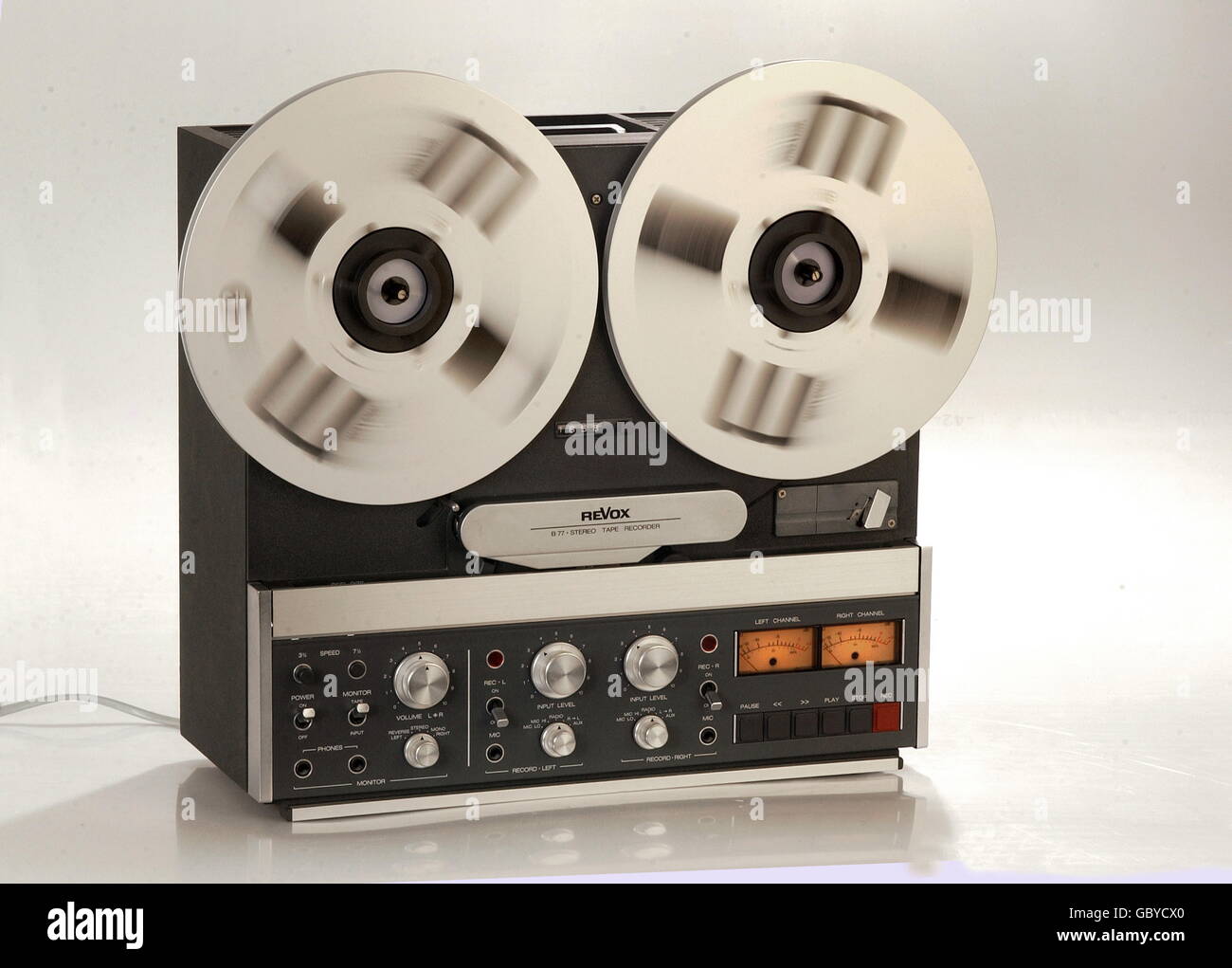 Technik, Tonbandgeräte, Stereo-Tonbandmaschine Revox B77, hergestellt von Studer Revox, 1978, 70er, 70er, 20. Jahrhundert, historisch, historisch, Studioaufnahme, Bewegungsunschärfe, rotierende Tonbandrolle, Ablehnungsinstrumente, Display, Gewicht: Ca. 17kg, Tonband, Zusatz-Rechte-Clearences-nicht verfügbar Stockfoto