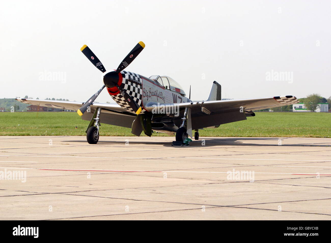 Veranstaltungen, 2. Weltkrieg/2. Weltkrieg, Luftkrieg, US-amerikanisches Kampfflugzeug North American P-51 Mustang 'Big Beautiful Doll', Berlin Air Show, Mai 2002, Zusatzrechte-Clearences-nicht verfügbar Stockfoto