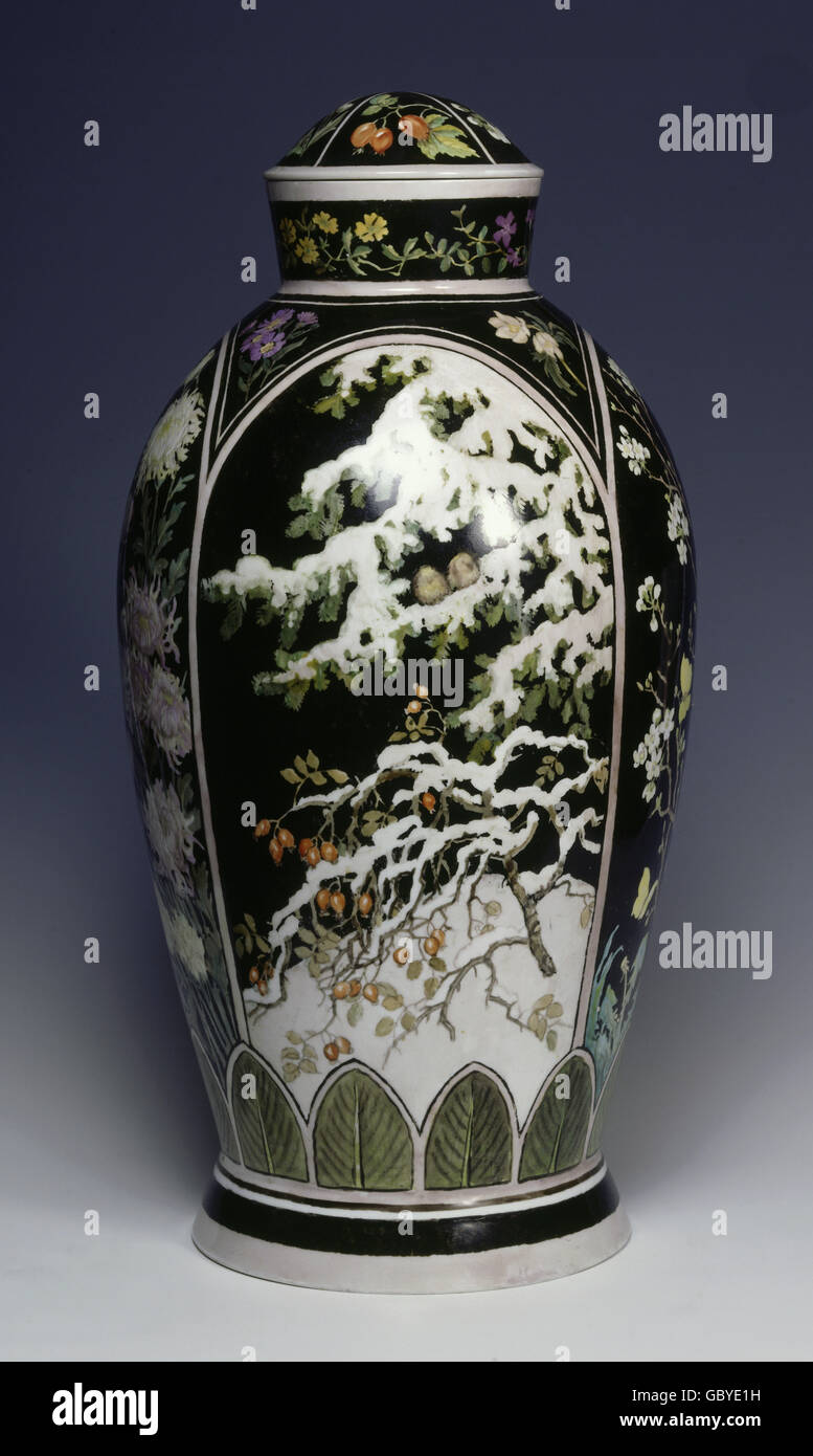 Bildende Kunst, Porzellan, Nymphenburg Porzellan, Vase, Jahreszeiten Vase Anzahl 1038, mit Dekor 1767, seit 1928, Design und Realisation: Rudolf Sieck (Dekor), Josef Wackerle (Form), Stockfoto