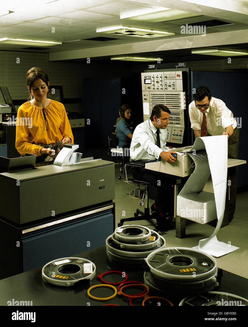 Büro, Computer, elektronische Datenverarbeitung bei IBM, Computersystem IBM 360, Hamburg, Deutschland, 1969, EDV, Band, Bänder, Backup, Server, Server, 1960er, 1960er, 1960er, 20. Jahrhundert, historisch, Menschen, Männer, Beruf, Berufe, Ausdruck, Frau, Frauen, Mitarbeiter, Mitarbeiter, Computer / Elektronik, weiblich, Zusatzrechte-Clearences-nicht vorhanden Stockfoto