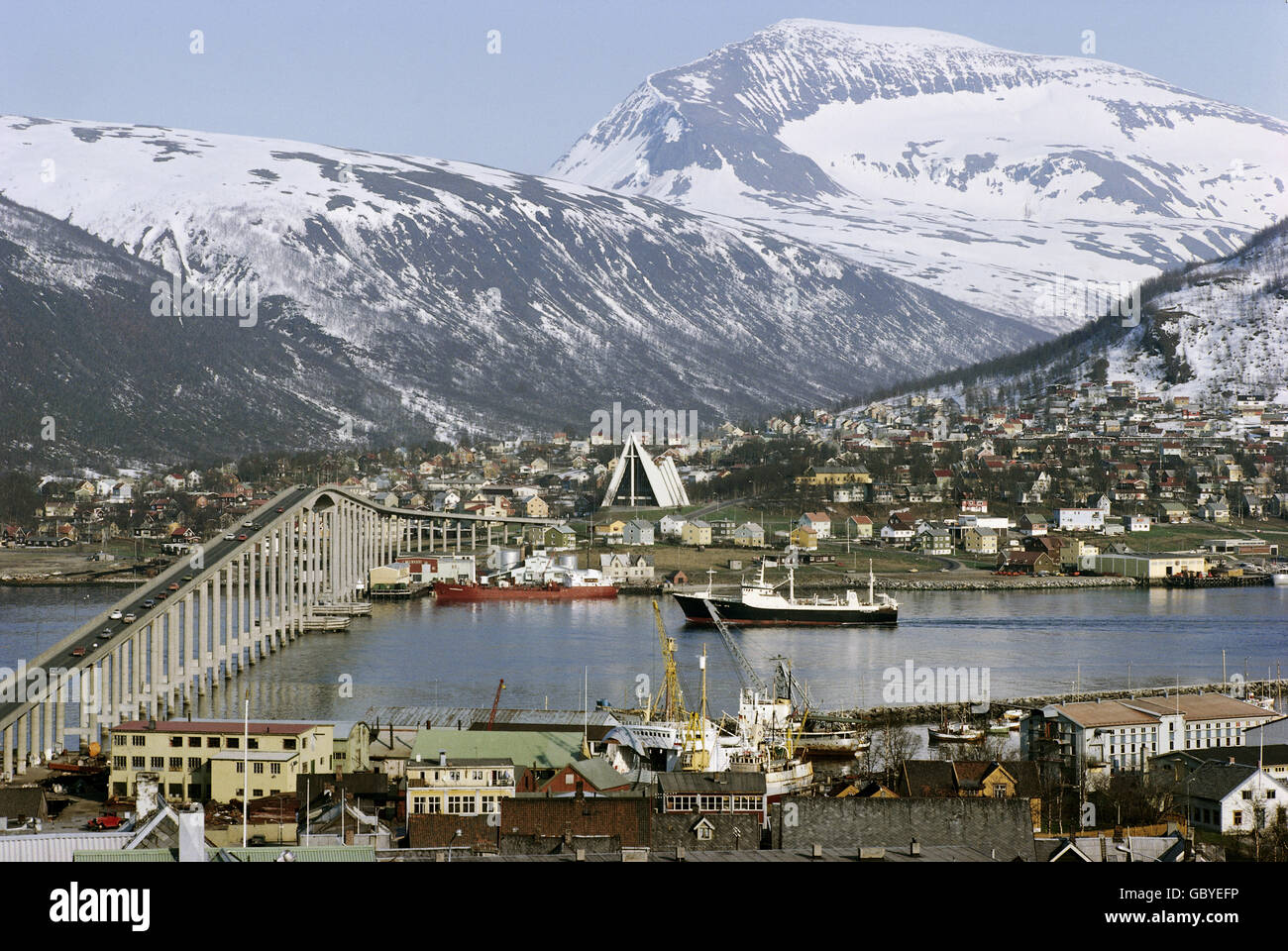 Geographie / Reisen, Norwegen, Tromsoe, Hafen, Industriehafen mit Fjordbrücke, 1976, Additional-Rights-Clearences-not available Stockfoto