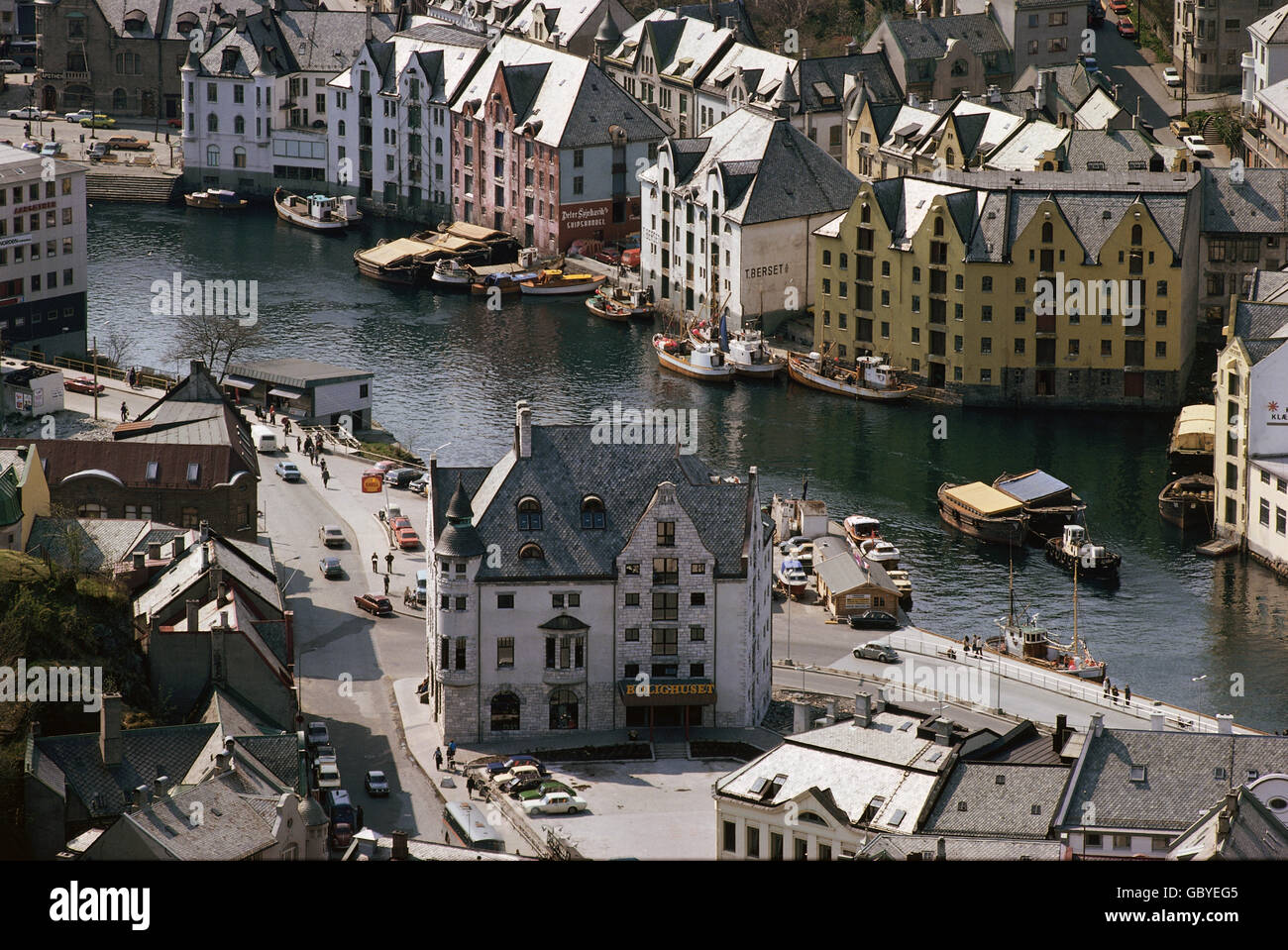 Geographie / Reisen, Norwegen, Alesund, Blick auf die Stadt, Pier mit Wohnviertel, 1976, Additional-Rights-Clearences-not available Stockfoto