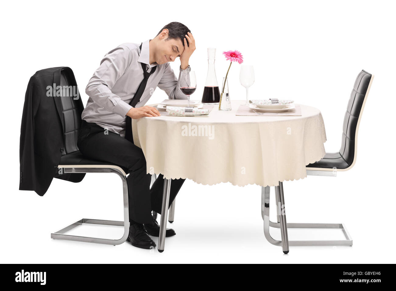 Stand der Mann sitzt auf einem Tisch im Restaurant und wartet auf seine Datum isoliert auf weißem Hintergrund Stockfoto