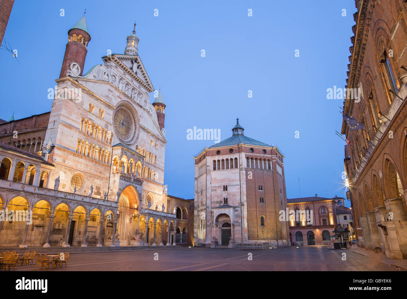 Cremona - die Kathedrale Mariä der Jungfrau Maria Dämmerung. Stockfoto