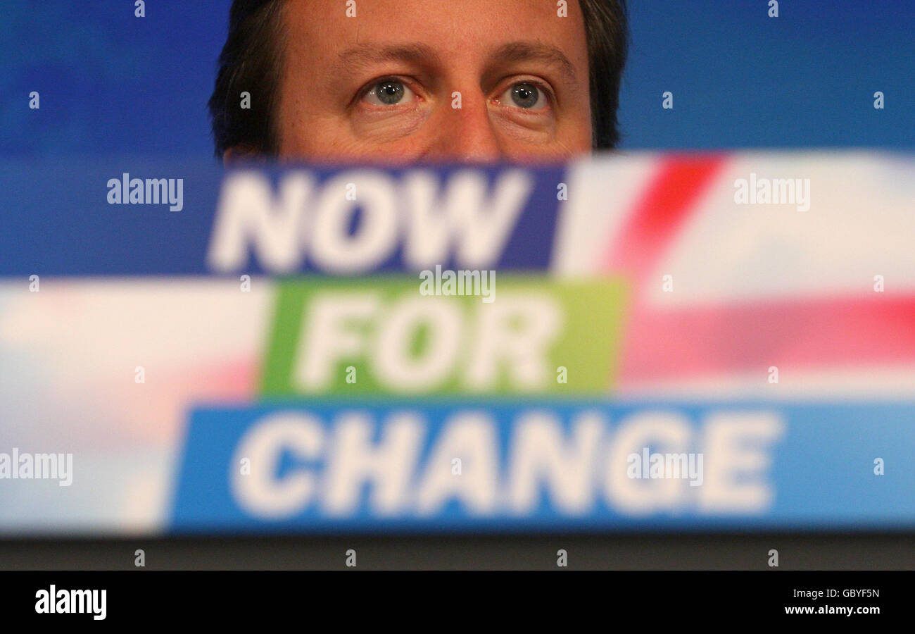 Der konservative Parteivorsitzende David Cameron hält bei der LP Bloomberg in London eine Rede, in der er die Pläne der Konservativen Partei zu Finanzregulierung und Wirtschaft umreißt. Stockfoto