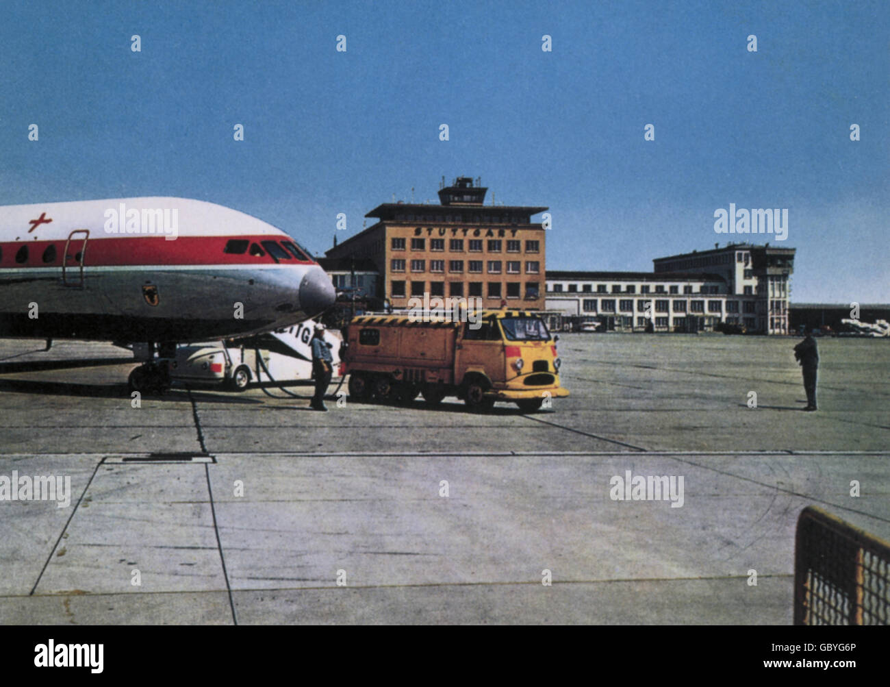 Transport / Transport, Luftfahrt, Flughafen, Stuttgart - Echterdingen, Betanken von Flugzeugen, 1960er, 20. Jahrhundert, historisch, Deutschland, Stuttgart, Echterdingen,Auto, Tankwagen, Tankwagen, Tankwagen, Tankwagen, Tankwagen, Tankwagen, Tankwagen, Tankwagen, Tankwagen, Betanken, Jet Fuel, Flugzeug, Personen, Zusatzrechte-Abfertigung-nicht vorhanden Stockfoto