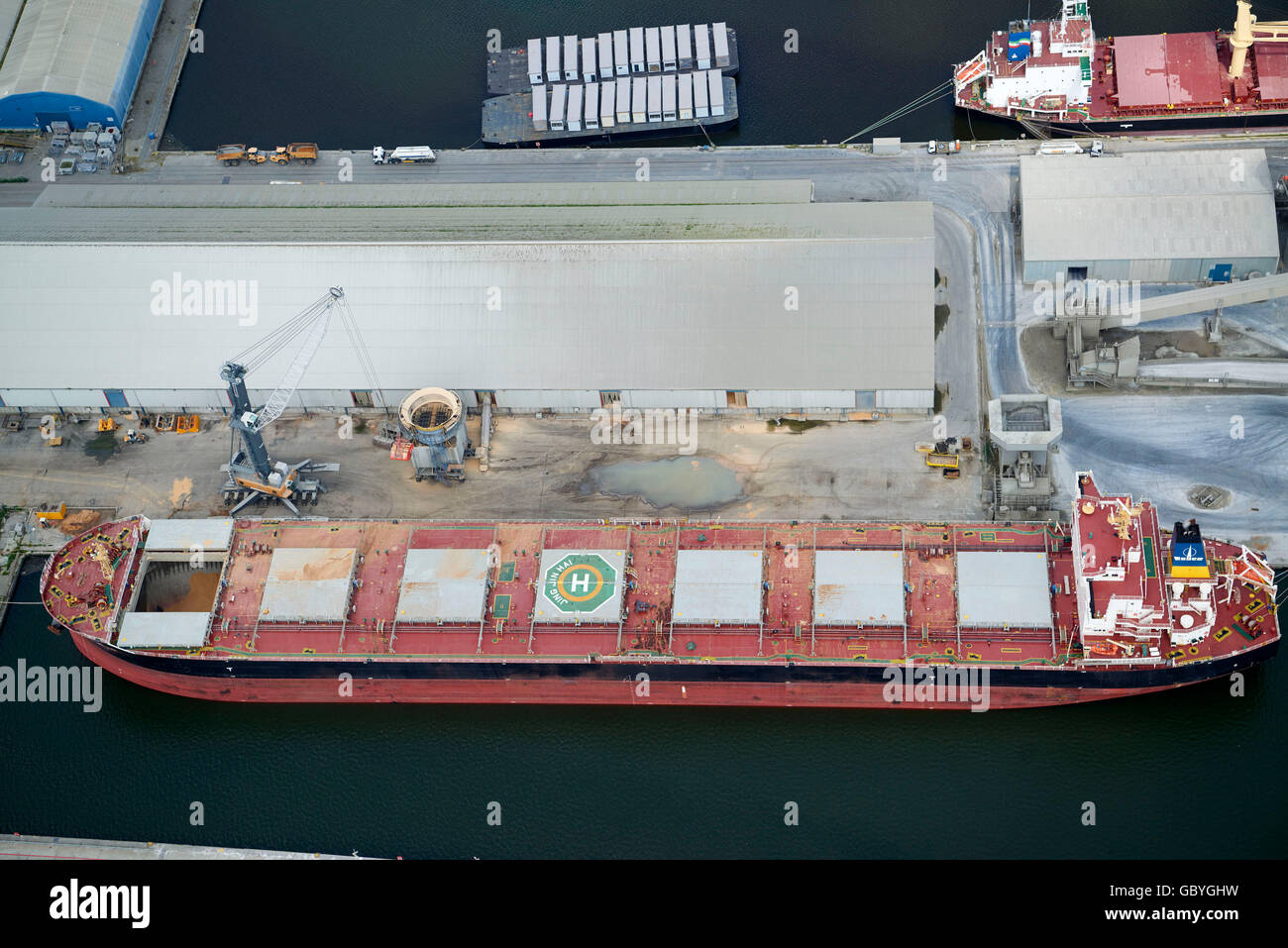 Schiff laden bei Tilbury Docks, South East England, UK Stockfoto