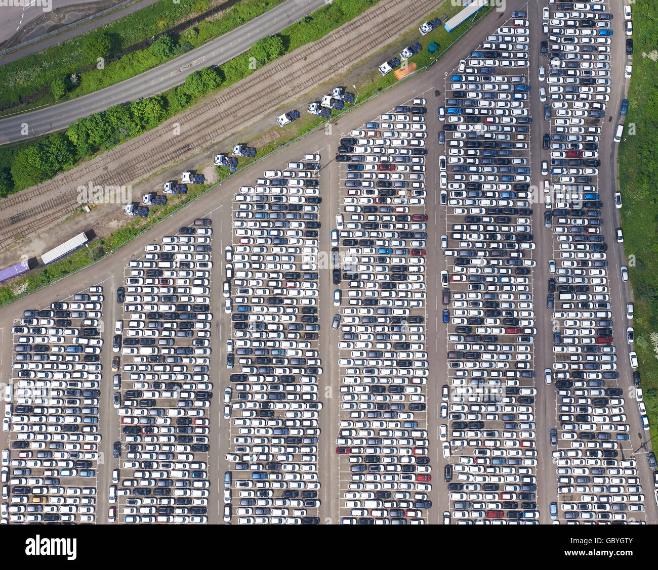 Importierte Neuwagen in Tilbury Docks, South East England Stockfoto