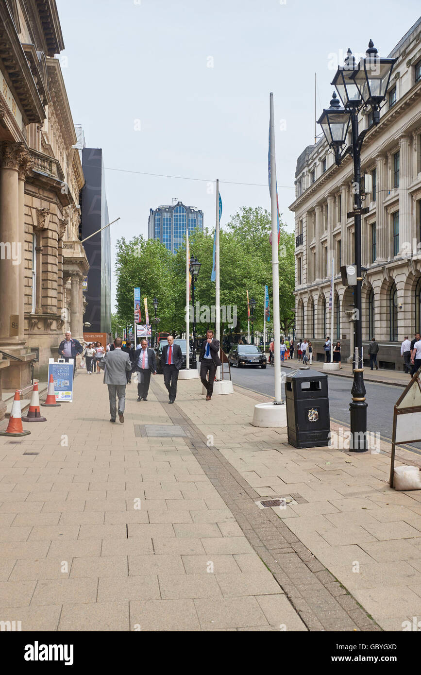 Birmingham-Geschäftsviertel mit Mittag Büroangestellte genießen den Sommer Sonne, West Midlands, UK Stockfoto