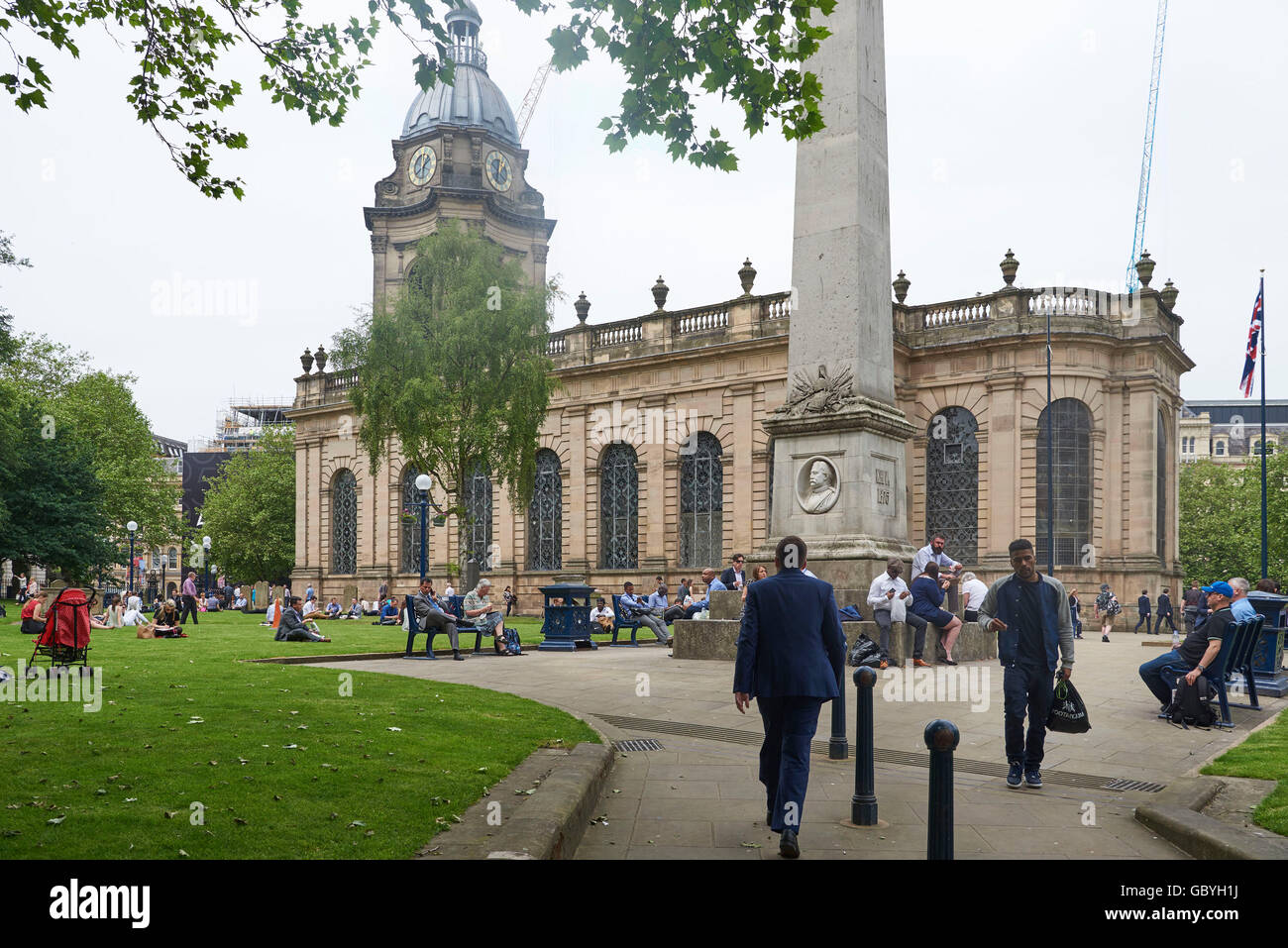 Birmingham Kathedrale, St. Phillips mit Mittag Büroangestellte genießen den Sommer Sonne, West Midlands, UK Stockfoto