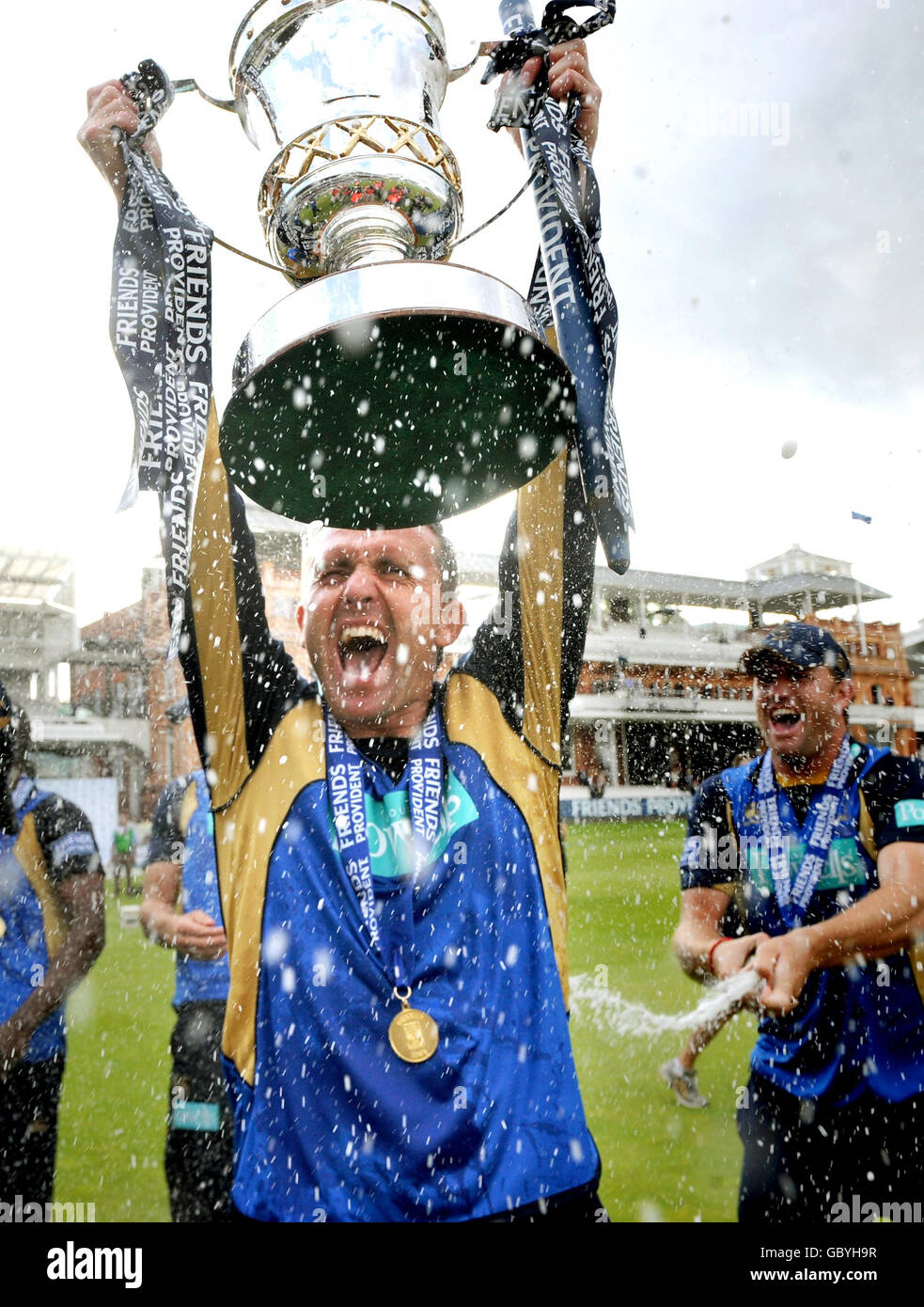 Dominic Cork aus Hampshire feiert sein Jubiläum, nachdem er das Friends Provident Trophy Finale in Lord's, London, gewonnen hat. Stockfoto