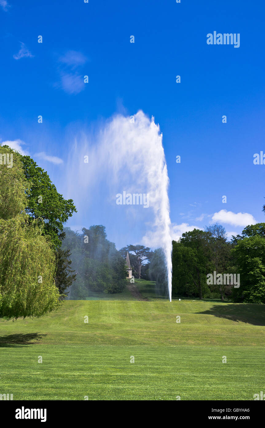 dh Stanway House COTSWOLDS GLOUCESTERSHIRE höchsten britischen Brunnen 300 Meter Hoher Springbrunnen mit einem Strahl im Garten mit Wasserspiel Stockfoto