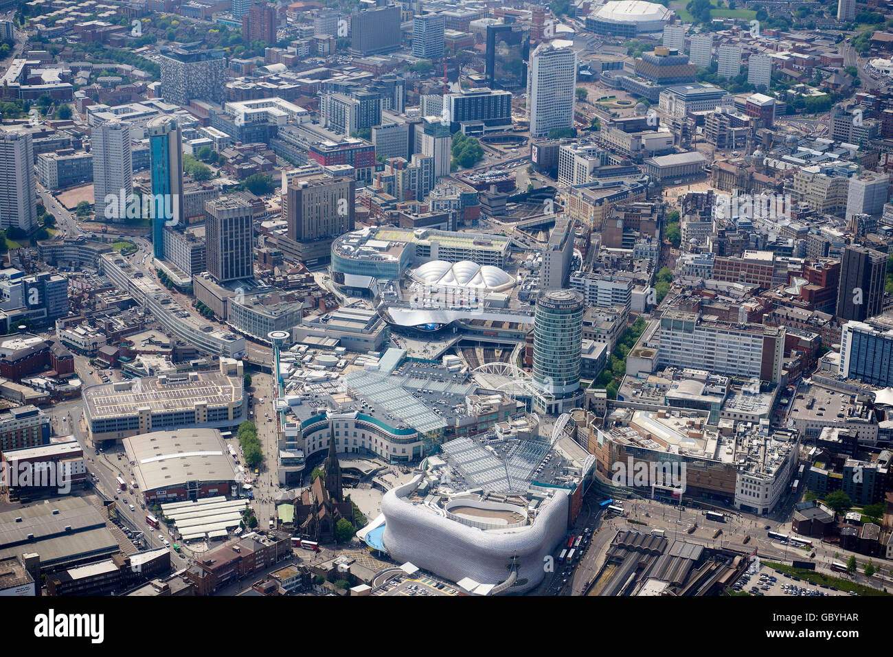 Eine Luftaufnahme des Stadtzentrum von Birmingham, West Midlands, UK, mit HArvey Nichols und die Stierkampfarena Einkaufszentrum Vordergrund Stockfoto