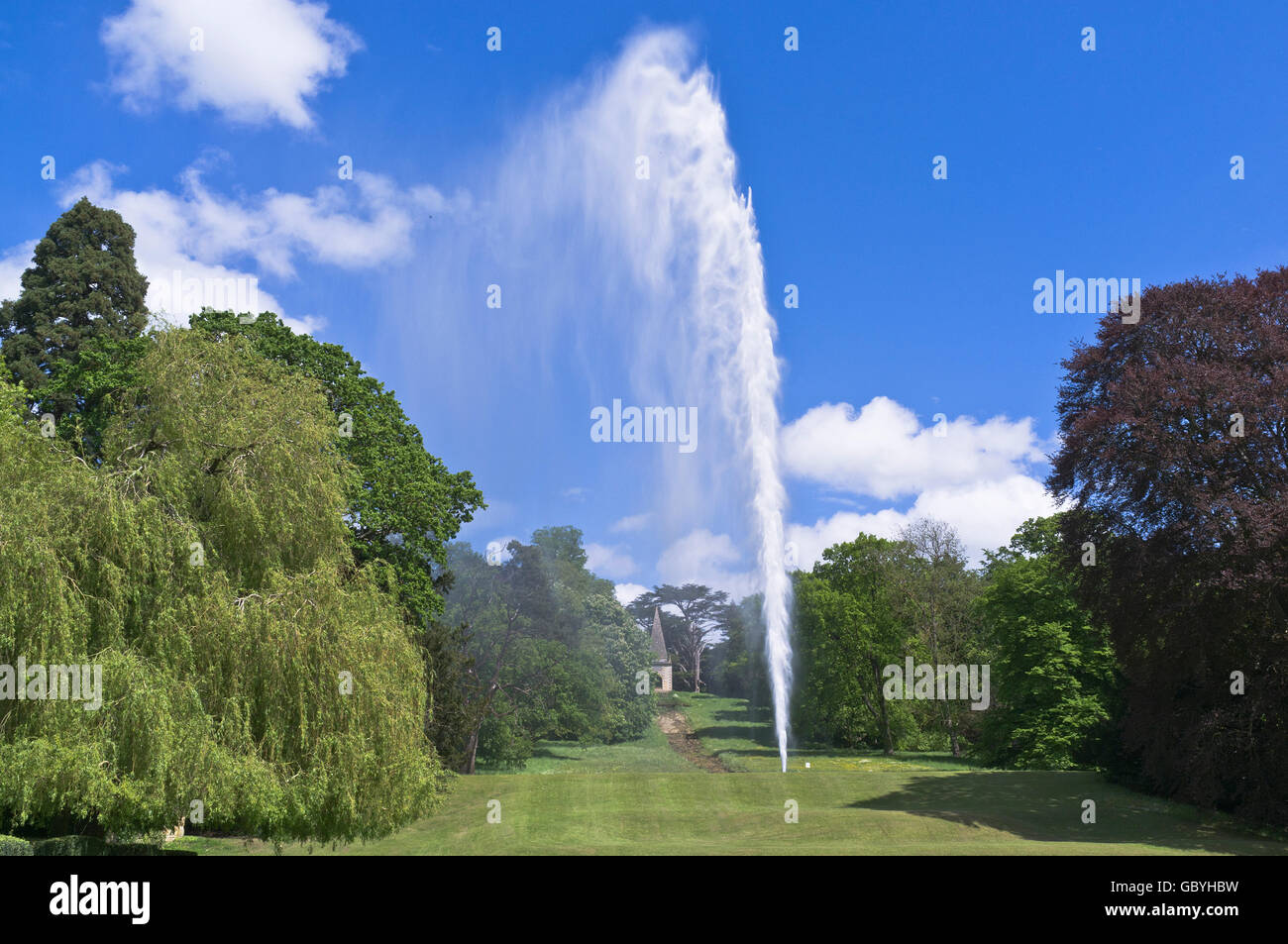 dh Stanway House COTSWOLDS GLOUCESTERSHIRE höchsten britischen Brunnen 300 Meter Hoher Springbrunnen mit einem Strahl auf dem Gelände, Gartenwasser und Gärten Stockfoto