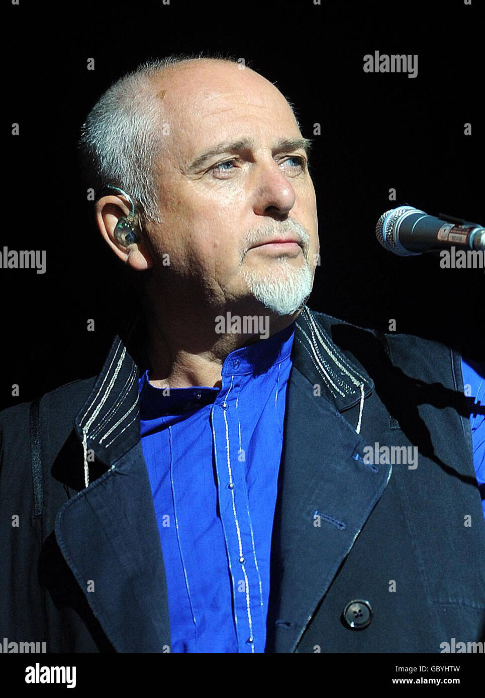 Peter Gabriel tritt während des Womad Festivals im Charlton Park, Wiltshire, auf der Open Air Bühne auf. Stockfoto