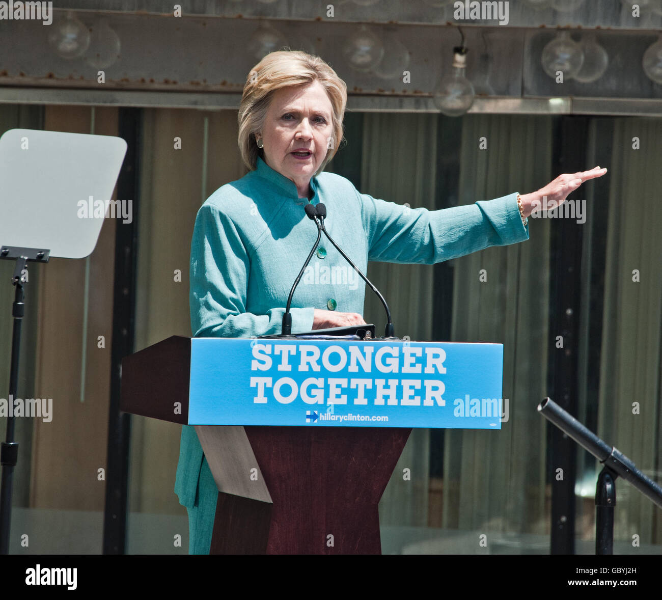 Atlantic City, NJ, USA. 6. Juli 2016. Hillary Clinton Kampagnen vor dem ehemaligen Trump Plaza Casino auf der Promenade. Stockfoto