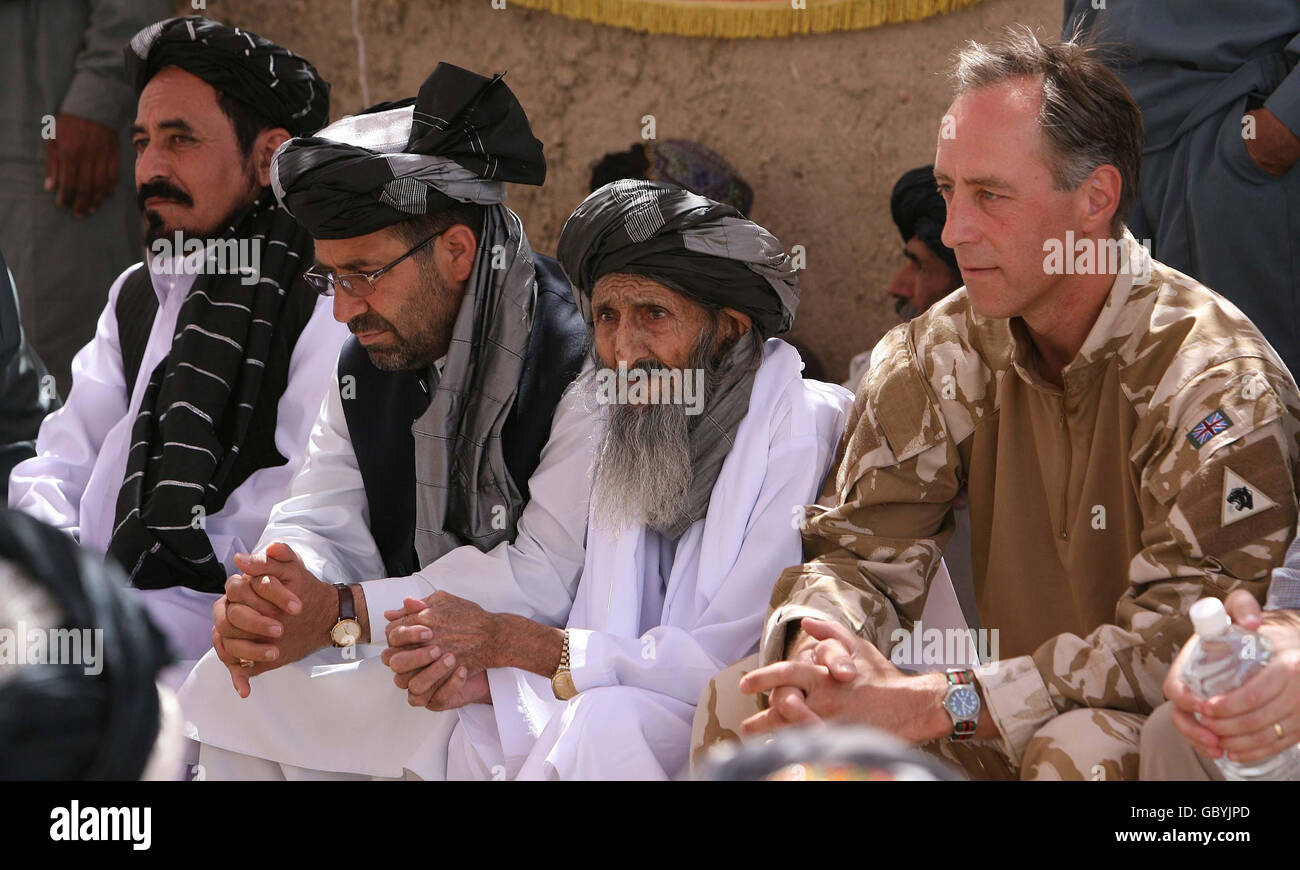 (Von links nach rechts) Distriktgouverneur von Nehri Serej Teil von Gareshk, der Gouverneur von Helmand Gulab Mangal, Dorftältester und Stammesführer, Kalifah Sharih Khan, Brigadegeneral Tim Radford während einer Schlüsseljura im Dorf Pay Kalay, Teil von Gereshk in Malgir, Afghanistan. Stockfoto