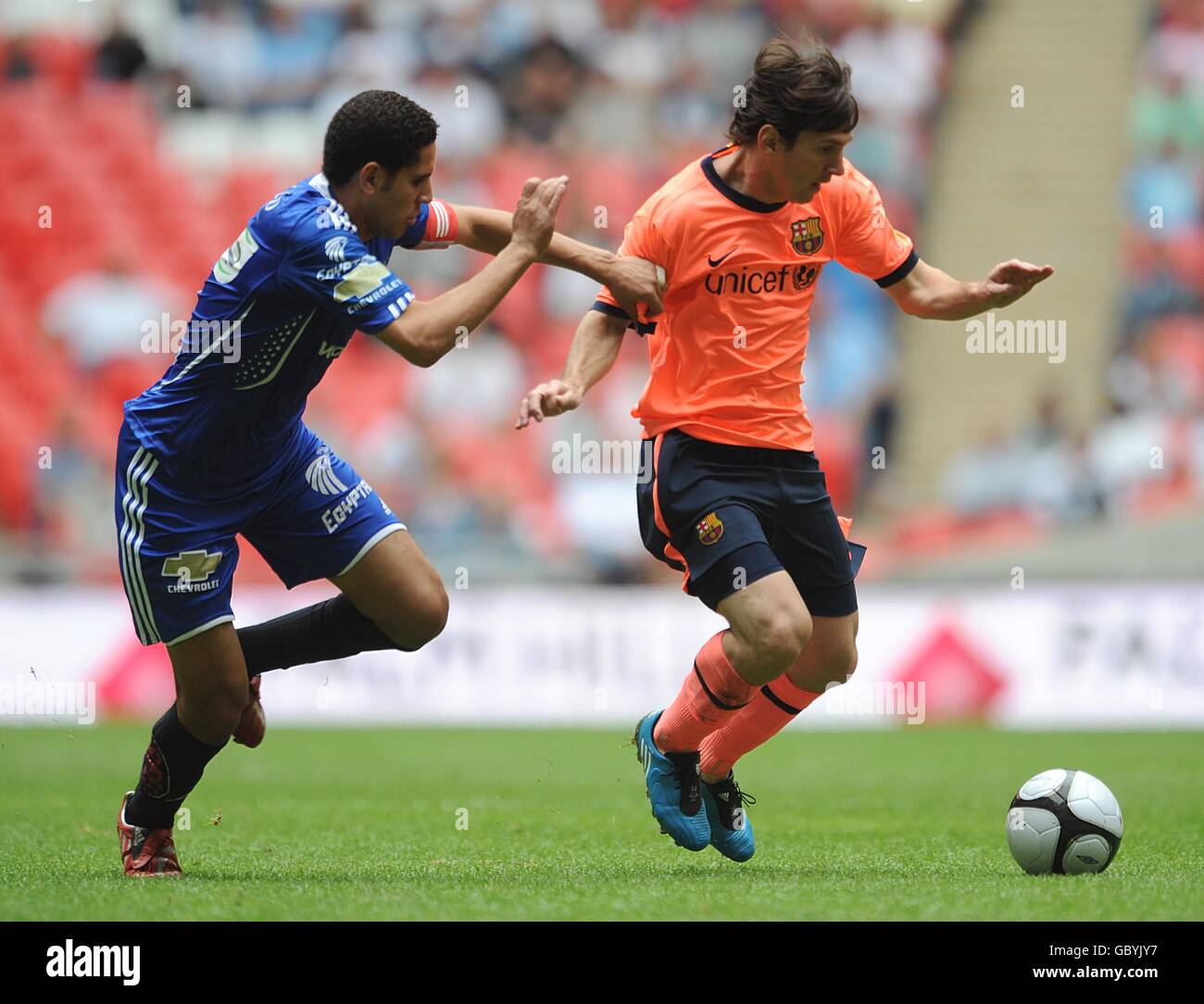 Fußball - Wembley Cup 2009 - Barcelona / Al Ahly - Wembley Stadium. Ahmed El Sayed (links) von Al Ahly und Leo Messi (rechts) von Barcelona kämpfen um den Ball. Stockfoto