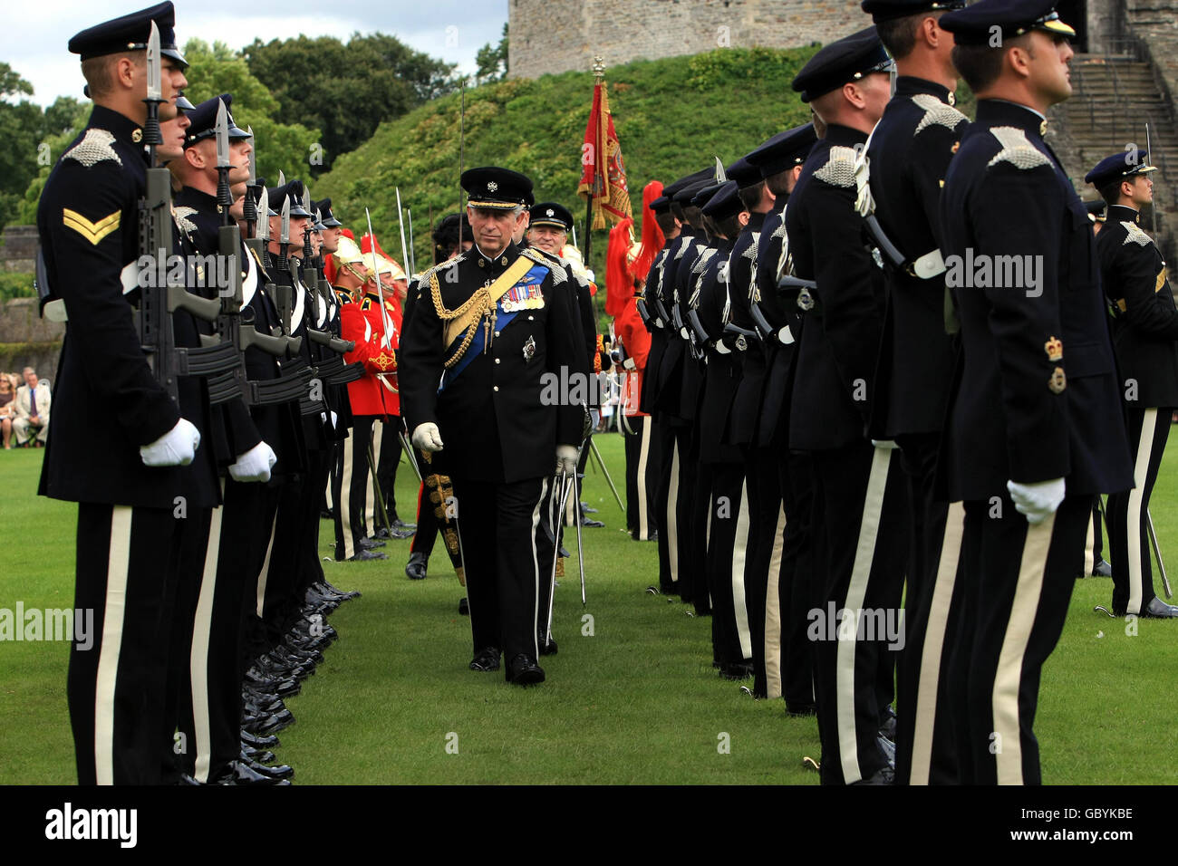 Der Prinz von Wales, Oberst der 1. Queen's Dragoon Guards, inspiziert die Reihen in Cardiff Castle, wo das Regiment seinen 50. Jahrestag feierte. Stockfoto