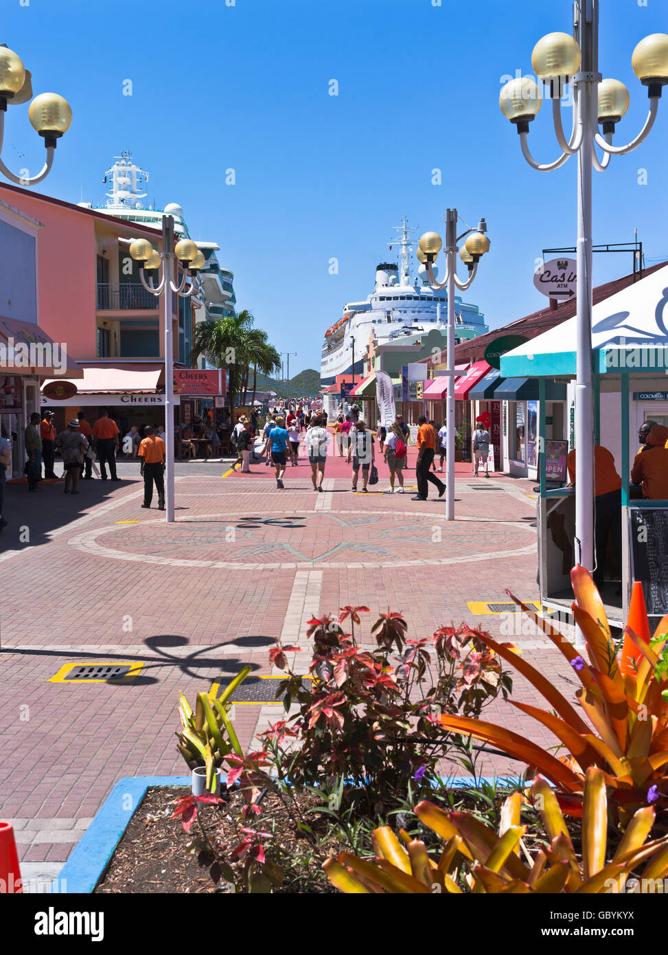 dh St Johns ANTIGUA Karibik Touristen in Straße cruise Ship Dock Heritage Quay Saint Johns port Stockfoto