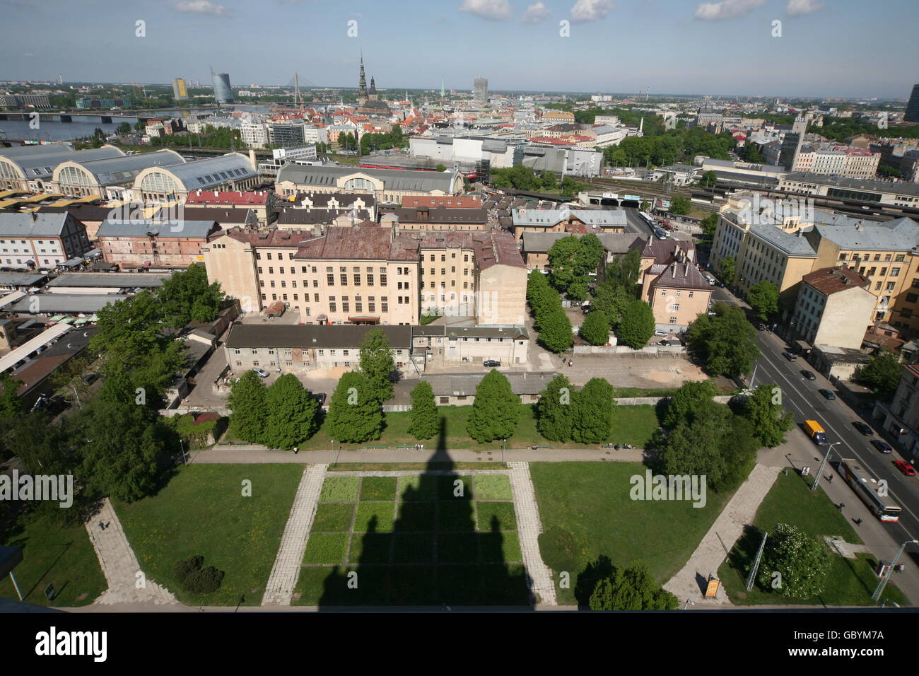 der Blick über die Stadt Riga in Lettland in der baltischen Region in Europa. Stockfoto