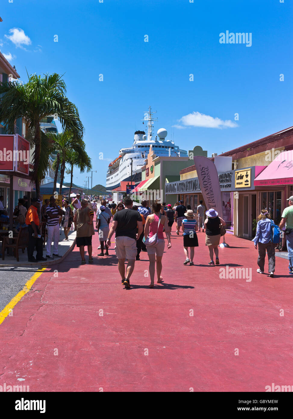 dh Saint Johns Heritage Quay ANTIGUA CARIBBEAN Street st Menschen und Kreuzfahrtschiff Linienschiff im Hafen Urlaubshafen Stockfoto