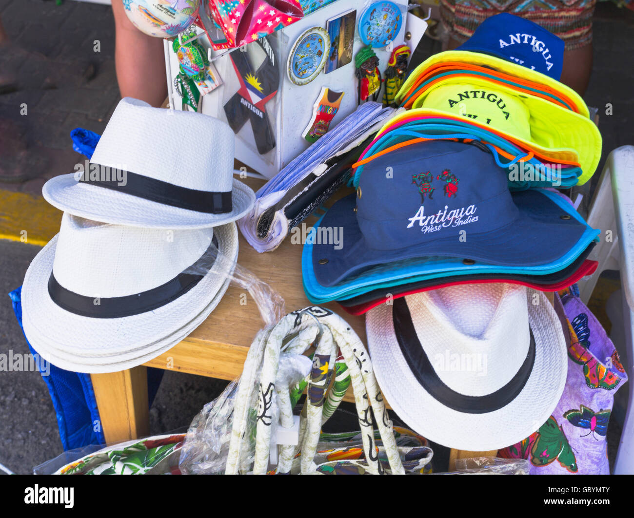 dh St Johns ANTIGUA Karibik Antillen Karibik Antigua Souvenir Hüte Urlaub Stockfoto