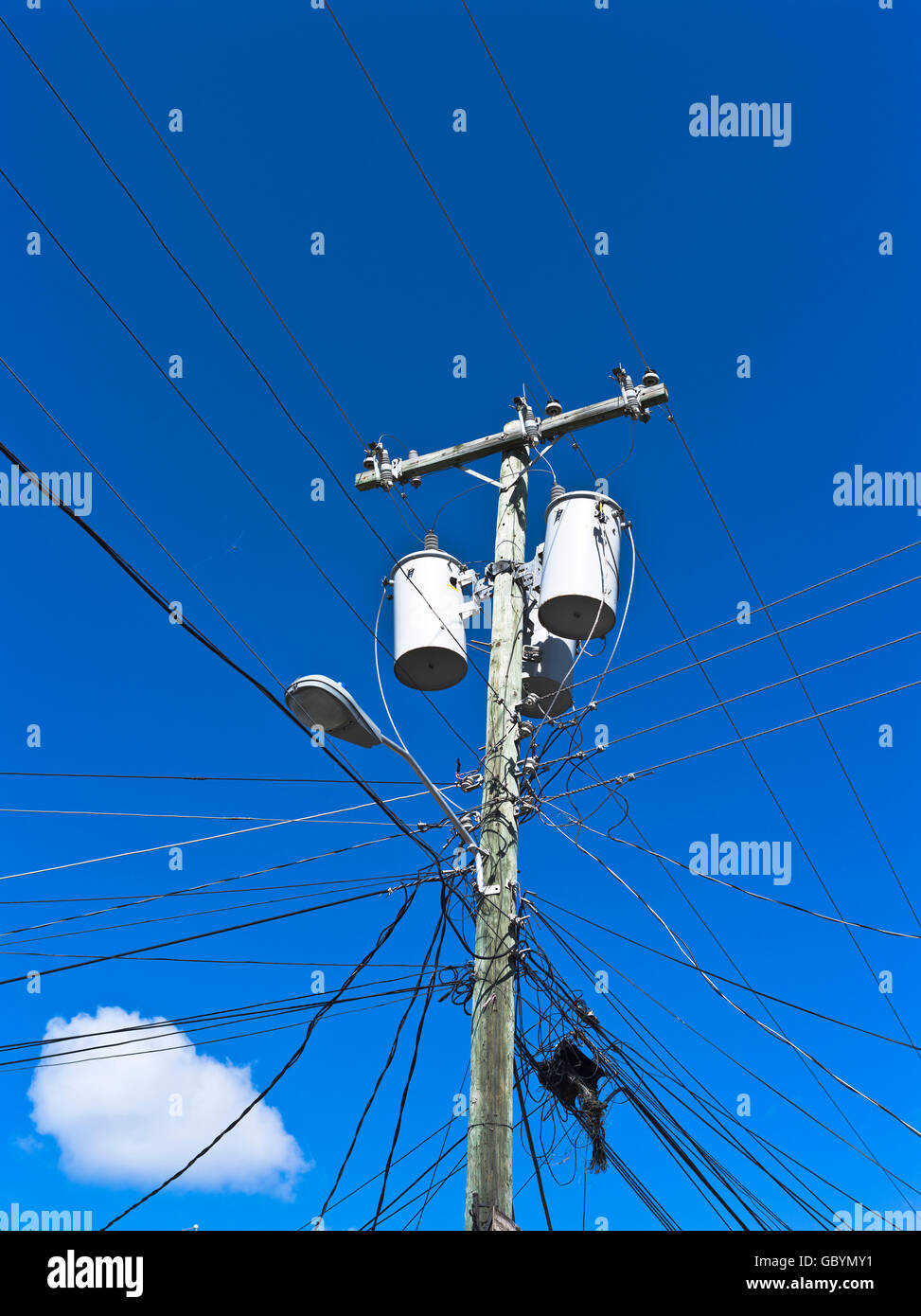dh ANTIGUA Karibik West Indies elektrische Pole und Transformatoren Stromversorgung Stockfoto